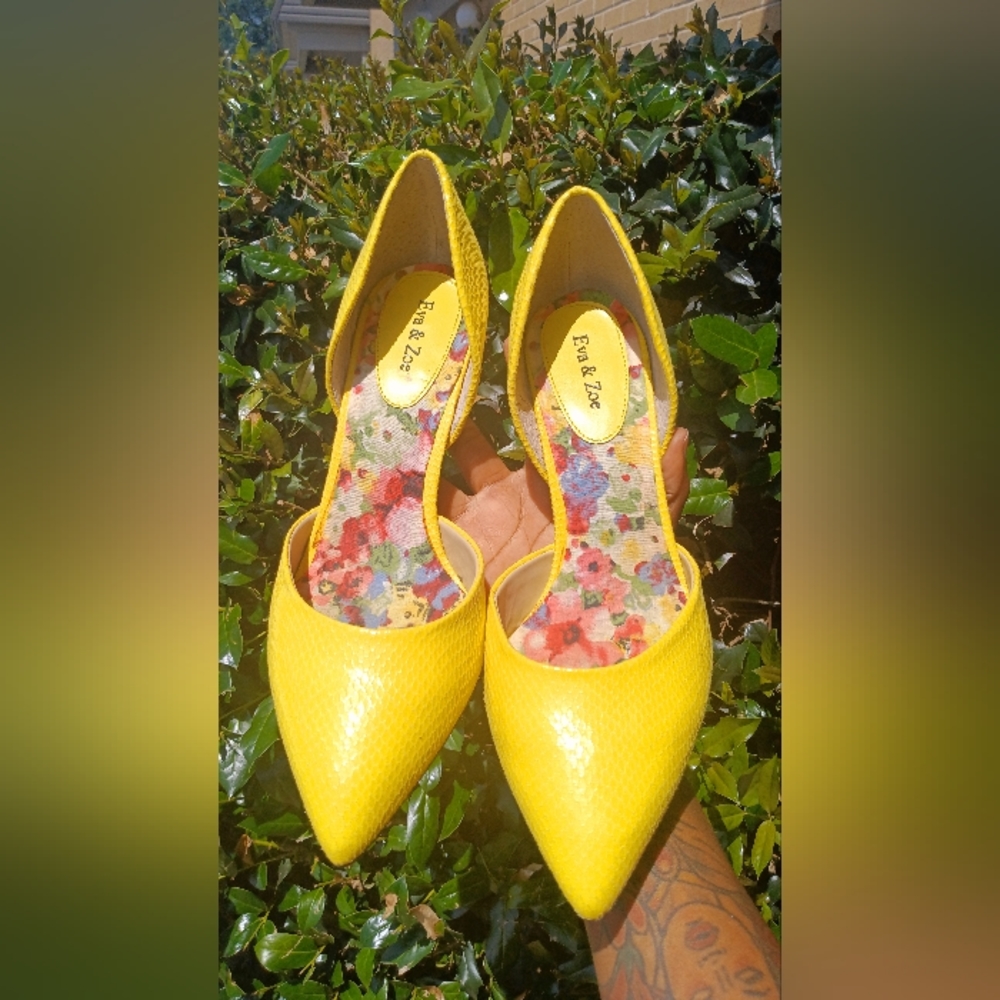 Yellow pointed toe heels